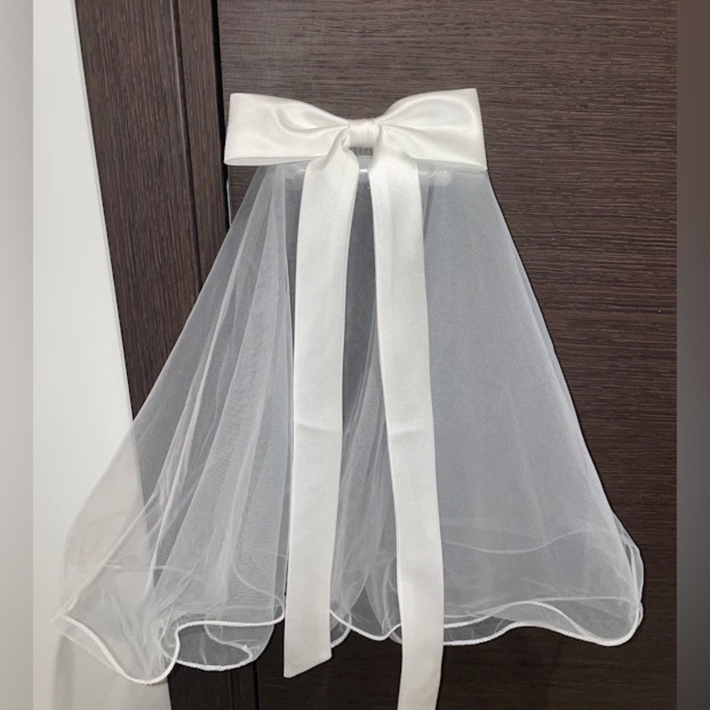 Selfie Leslie Florence Bow Bridal Veil